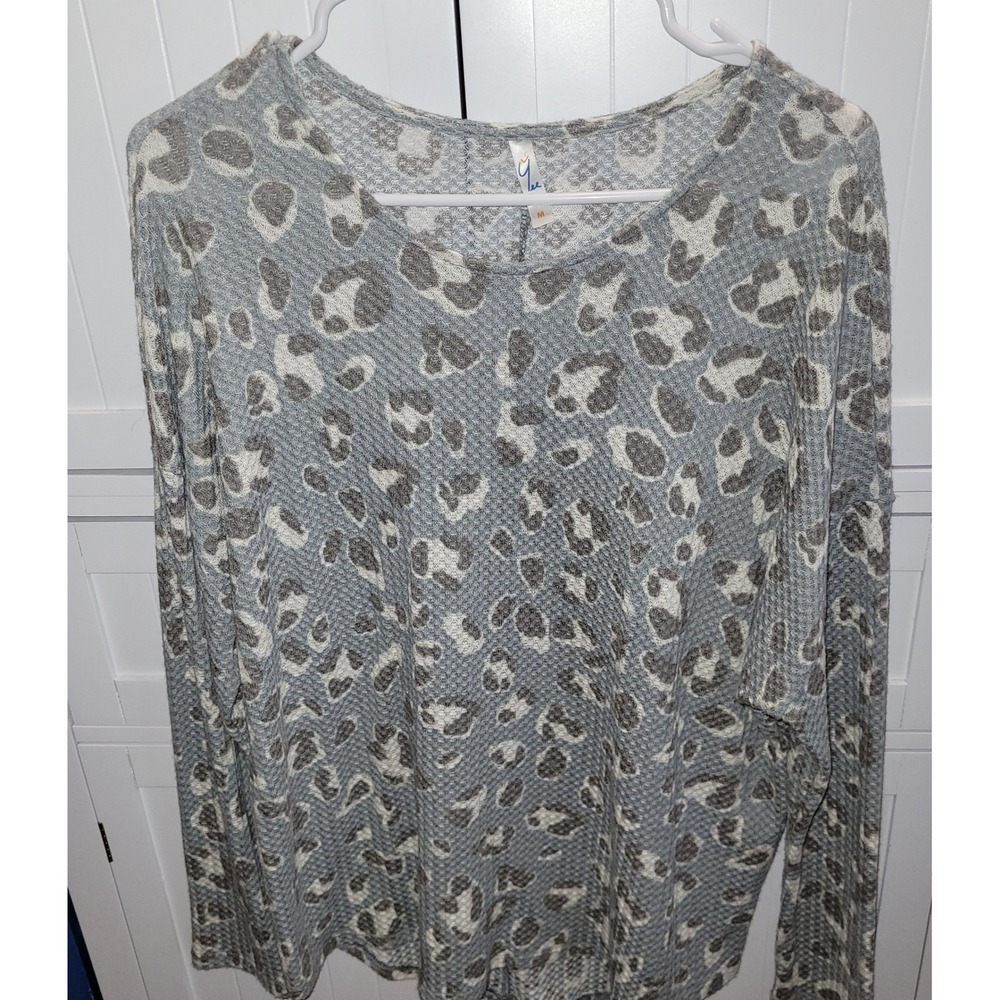 Yelete Womens Grey Leopard‎ Print Waffle Knit Long Sleeve Scoop Neck Top Size M